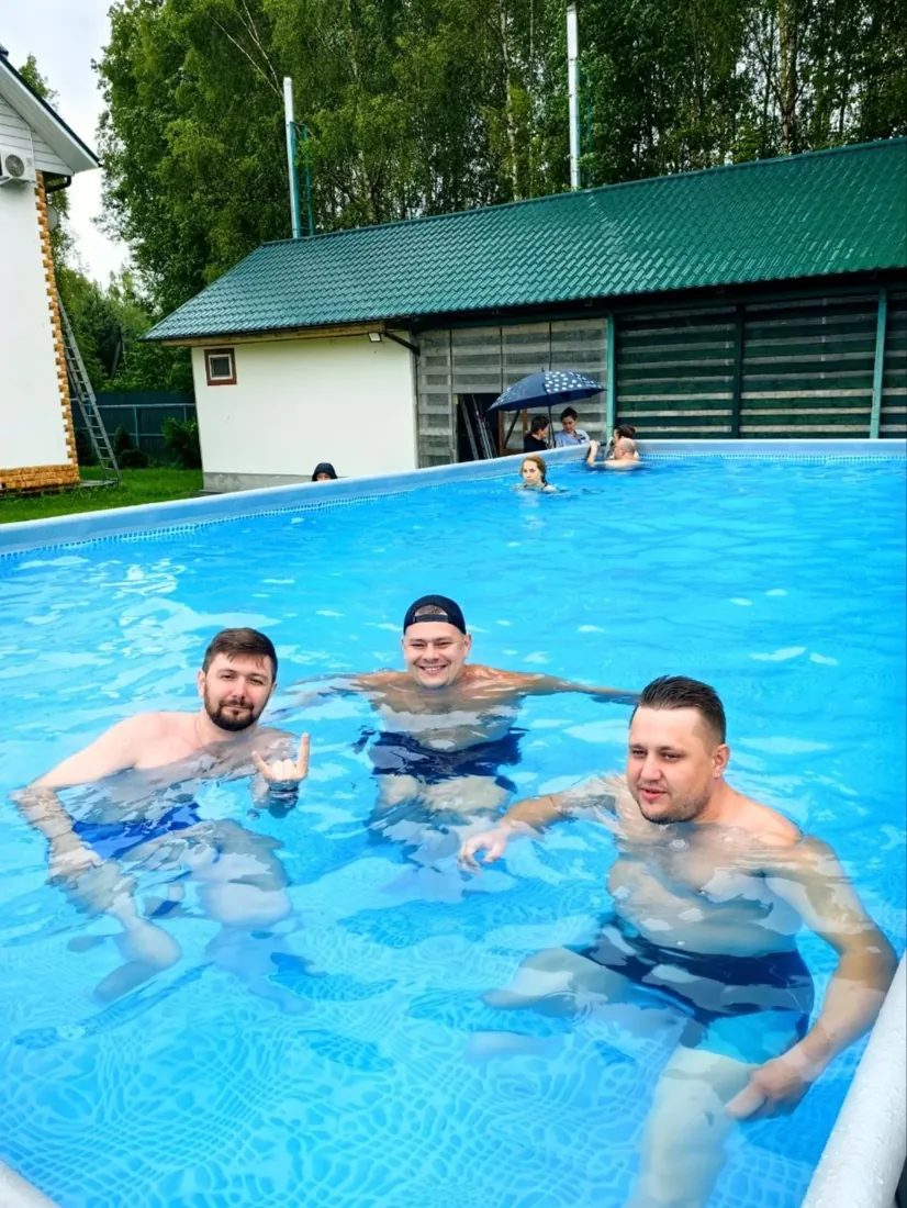 Компания мужчин в бассейне