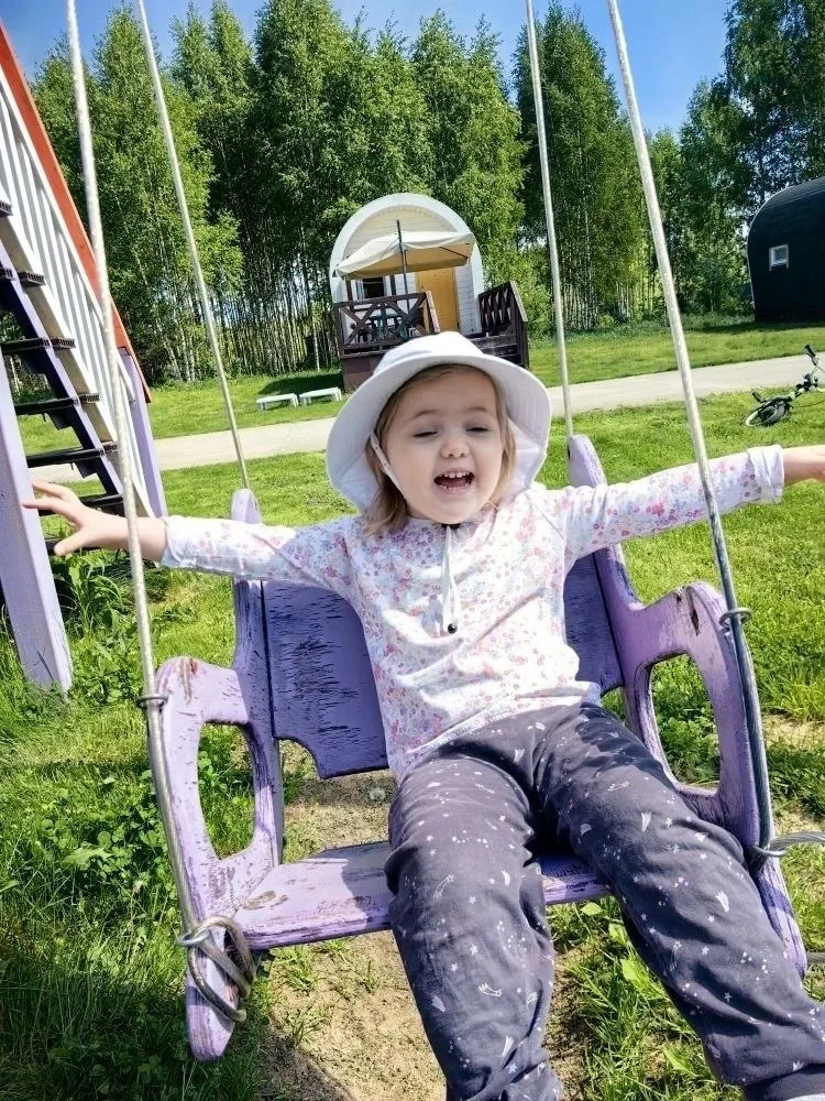 Ребёнок на качелях