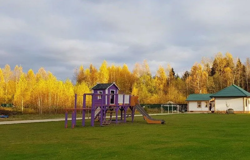 Детская площадка осенью
