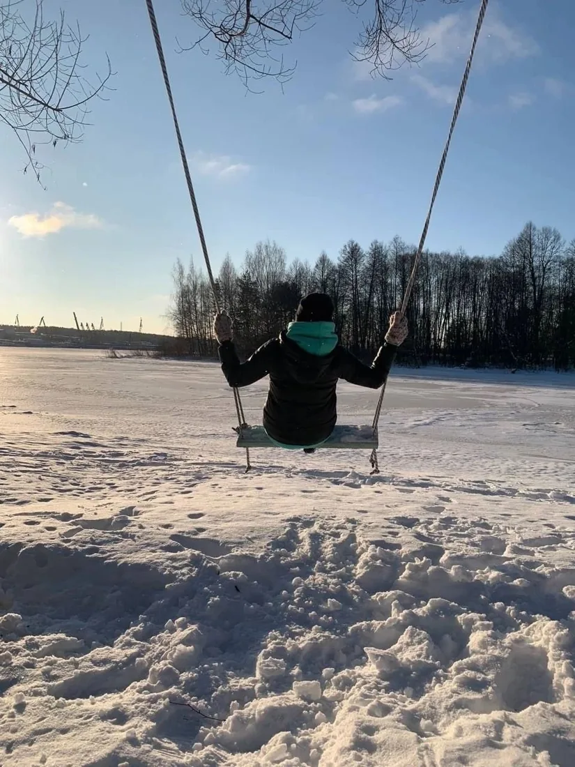 Качели у Волги зимой