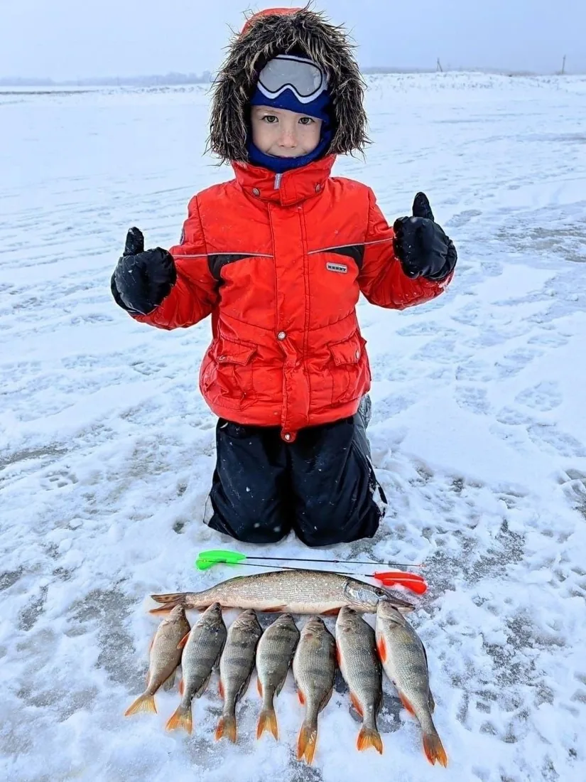 Юный рыбак с зимним уловом