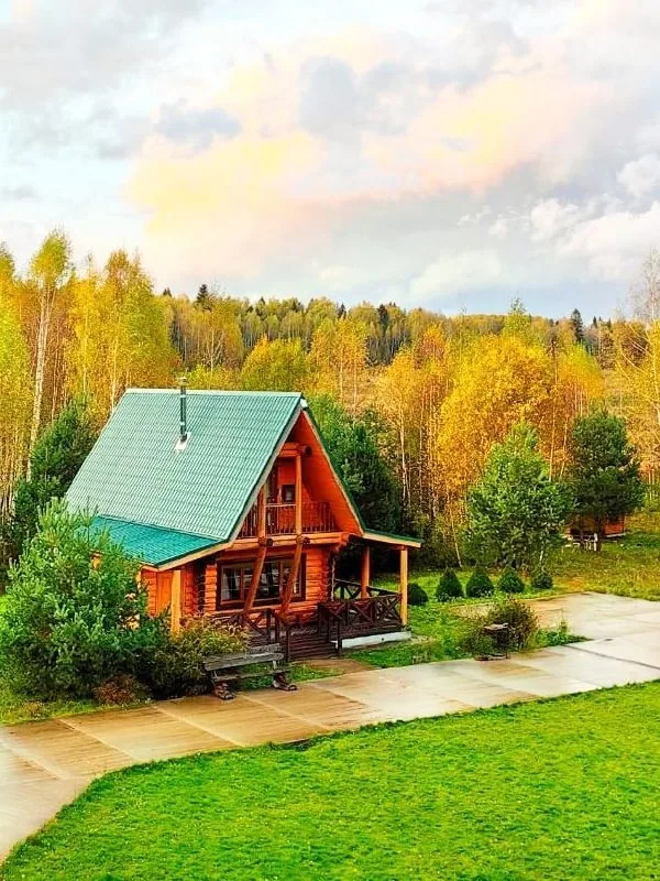 Деревянный дом среди осенних деревьев