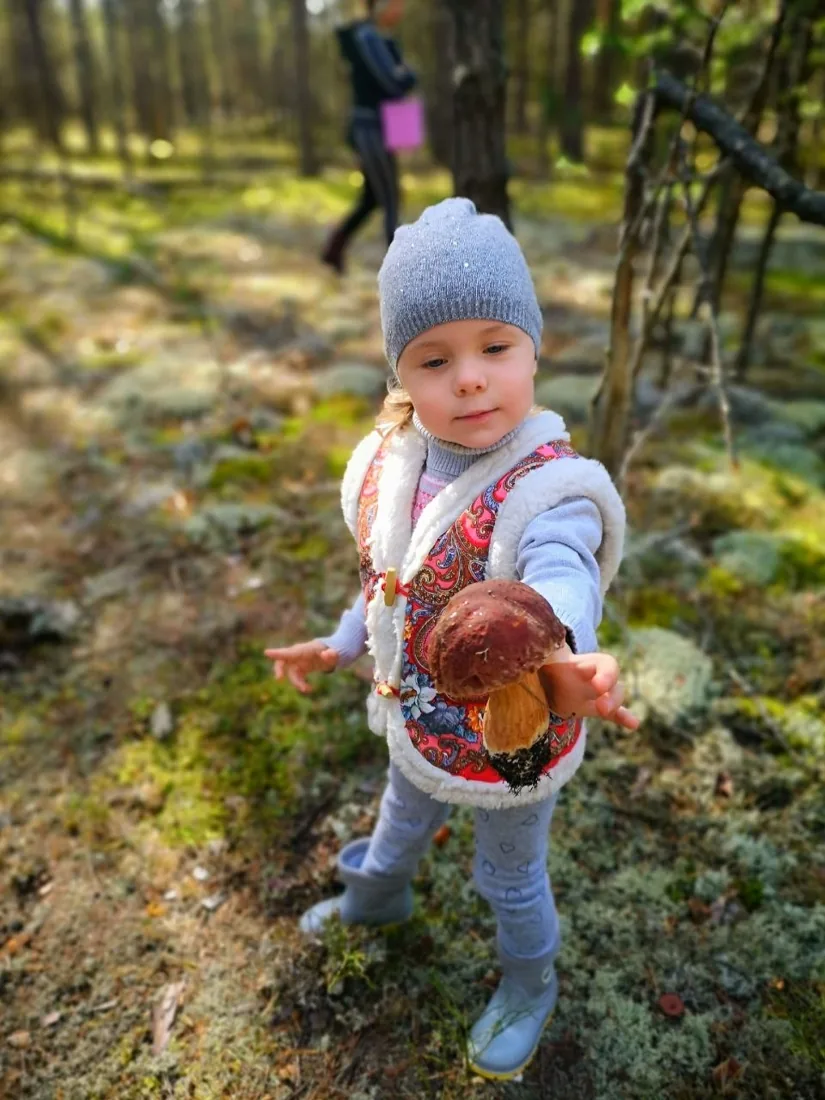 Ребёнок с грибом в осеннем лесу