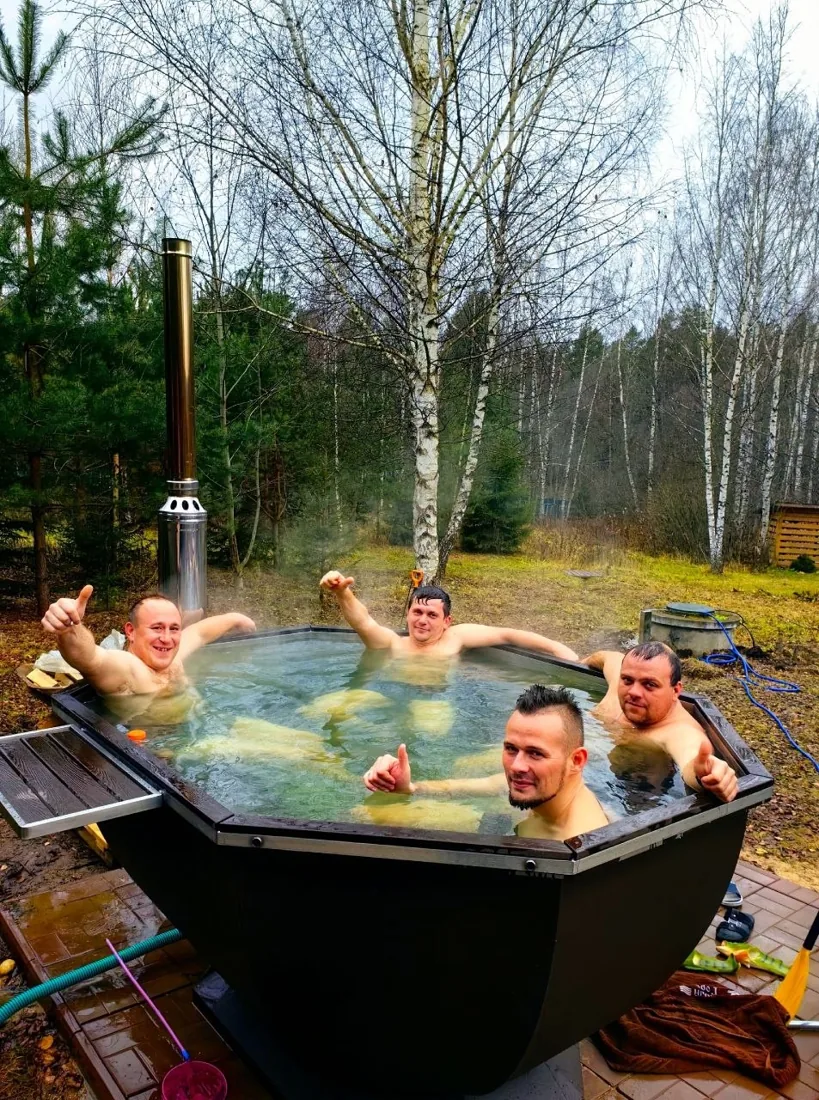 Компания отдыхает в банном чане