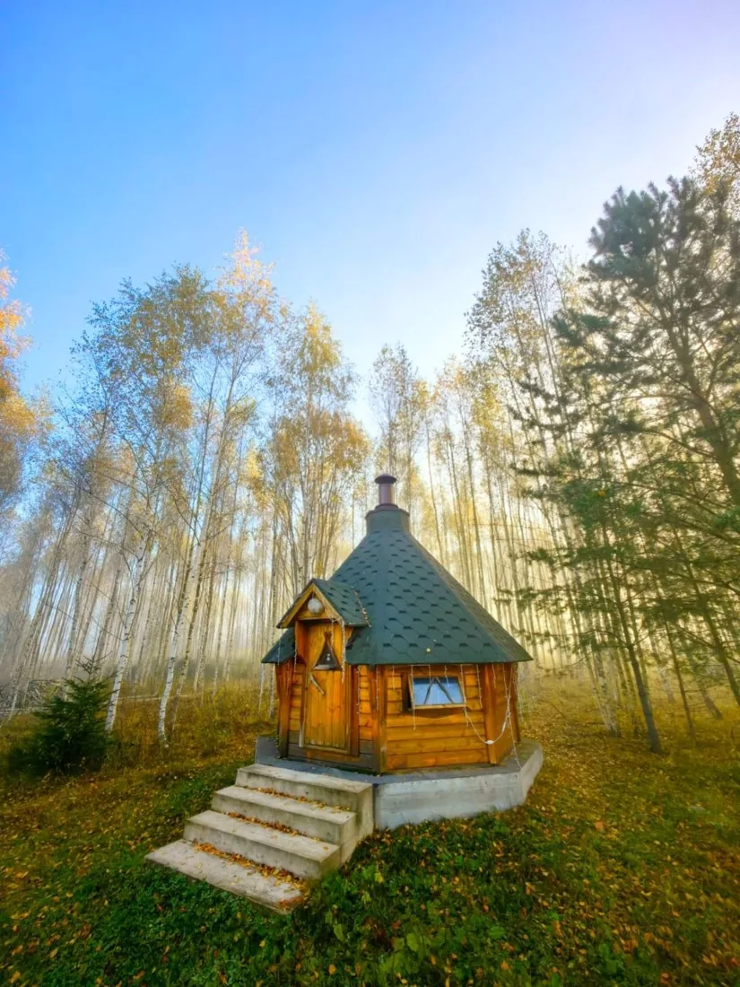 Барбекю-домик среди осенних деревьев