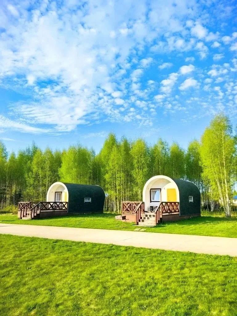 Небольшие домики на зелёной лужайке
