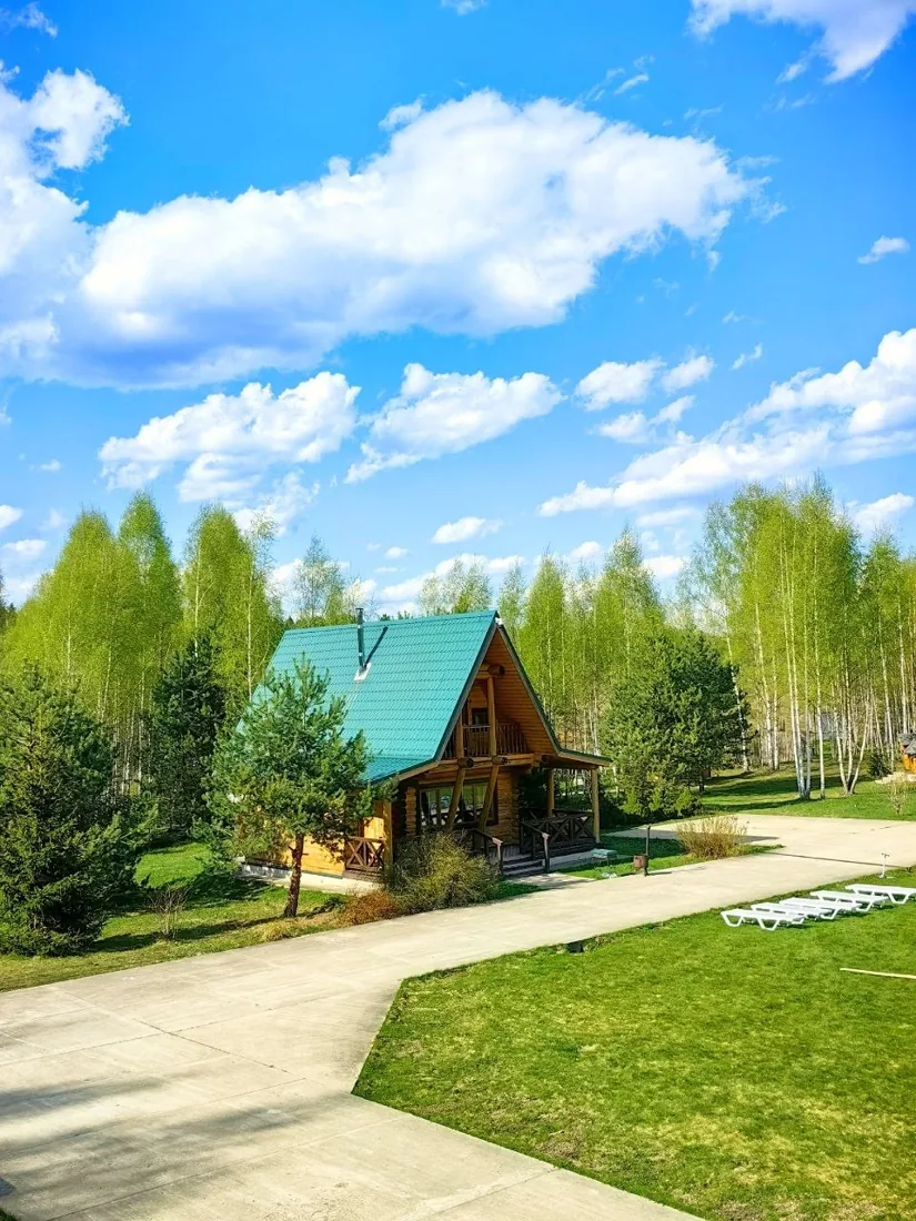 Дорожка к домику среди зелёных деревьев