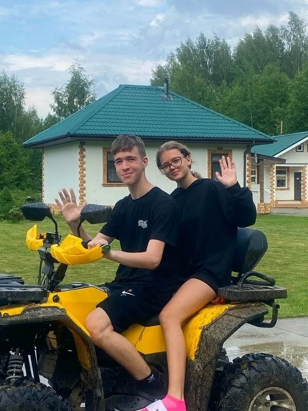 Гости на квадроцикле у домика