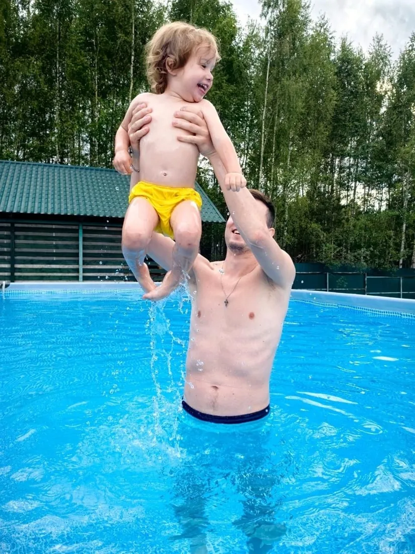 Семейное купание в бассейне