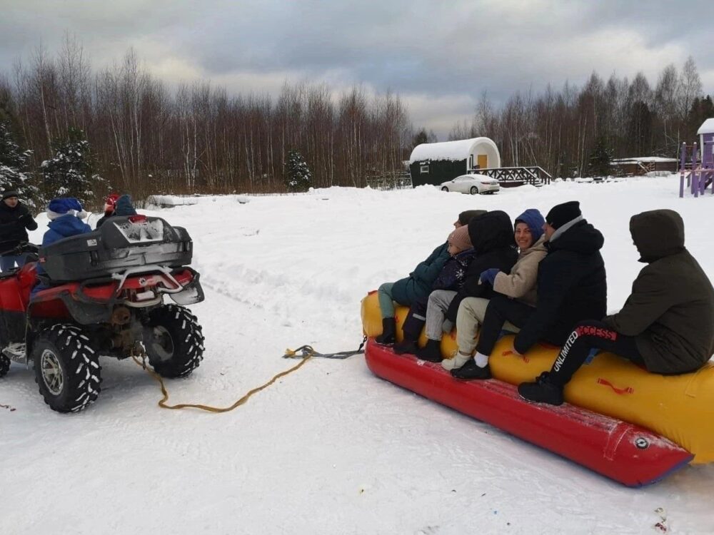Гости на надувном банане зимой