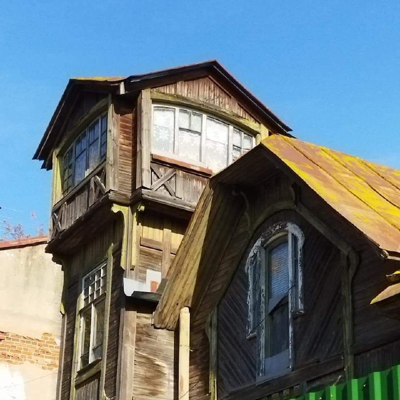 Деревянный дом с округлым окном в Кимрах
