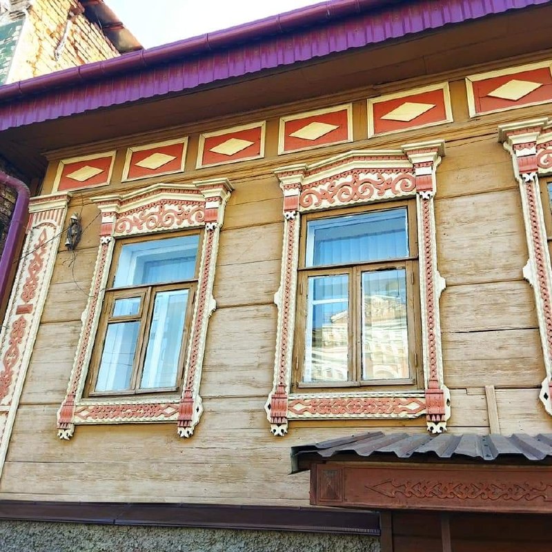 Резной цветной фасад деревянного дома в Кимрах