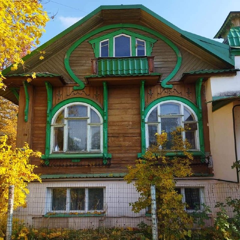 Деревянный дом с зелёными деталями фасада в Кимрах