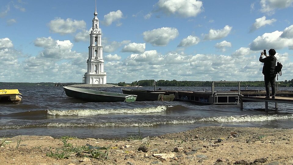 Калязинская колокольня и лодки у берега Волги