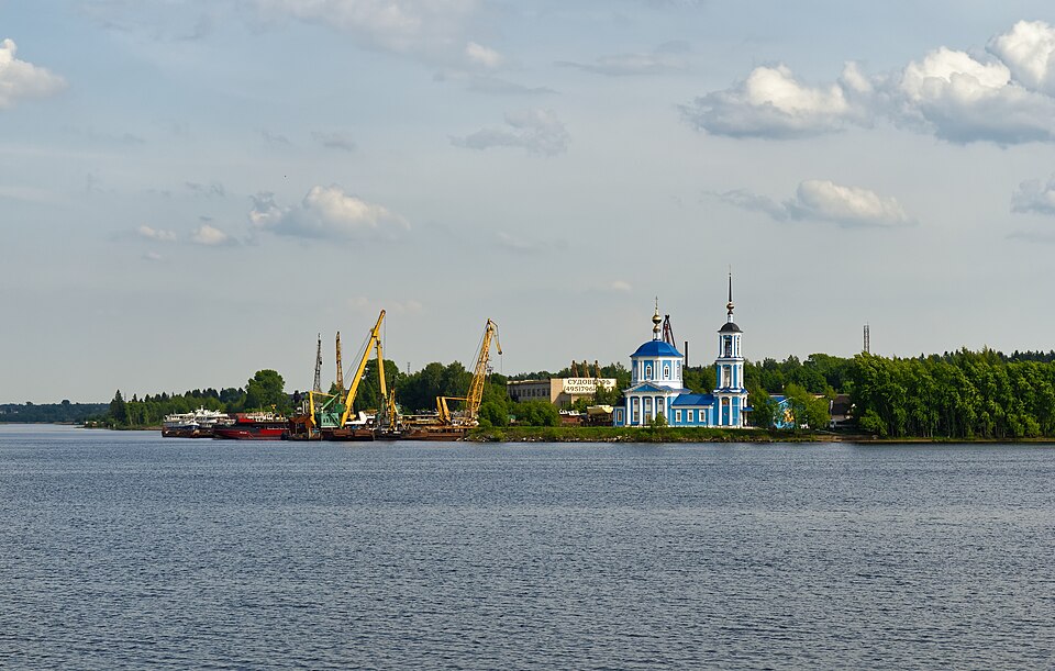Белый Городок: храм и речной берег