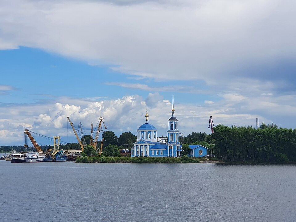 Белый Городок с воды: храм и речной берег