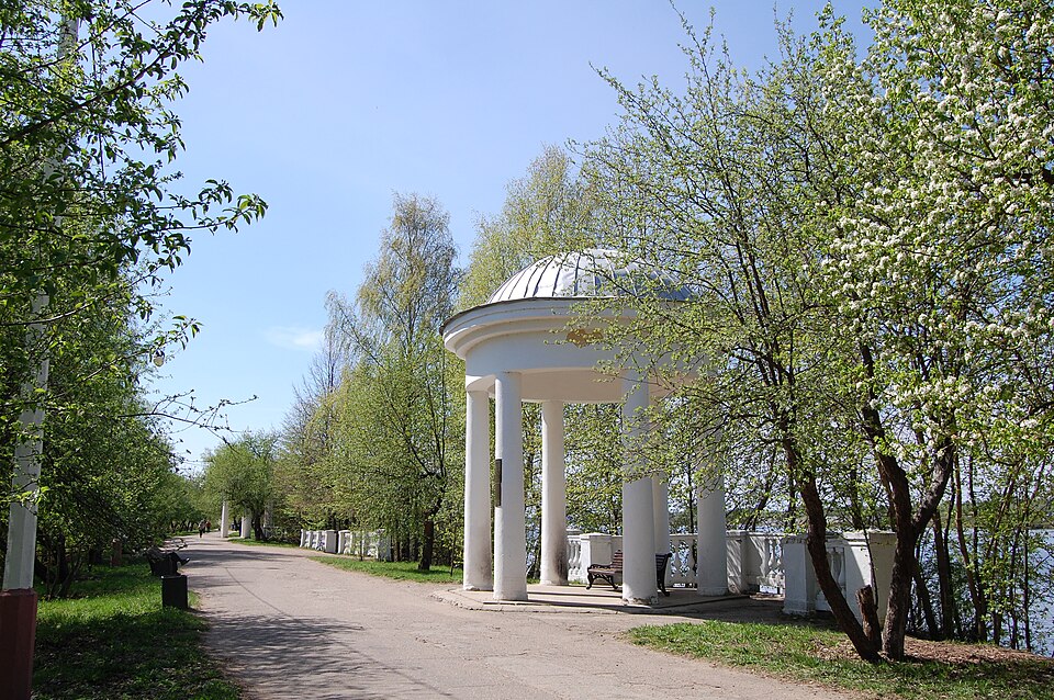 Ротонда на набережной в Дубне
